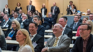 Media Summit zum Thema „Hilfe, mein Kunde ist ein Neandertaler. – Märkte ändern sich, Menschen nicht!“ auf der embedded world 2017.