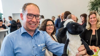 Media Summit zum Thema „Hilfe, mein Kunde ist ein Neandertaler. – Märkte ändern sich, Menschen nicht!“ auf der embedded world 2017.