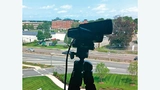 Webcam-Aufbau mit Stativ und Blick auf die Route 9, die am MathWorks-Campus in einem Vorort von Boston, MA, vorbeiführt