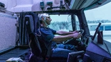 Lkw-Fahrer wird mit Sensoren getestet