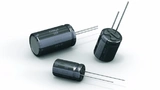 Bild 2. Die für die Durchsteckmontage vorgesehene FR-Serie enthält Baugrößen mit einem niedrigen ESR-Wert von 18 mΩ und auch welche mit einem Durchmesser von 5 mm.