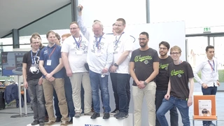 Der Gewinner des ersten Innovation Award der Renesas MCU Car Rally 2017 ist das Team Omega derf Fachhochschule Westküste. Der zweite Preis des Innovation Award ging an das Home1-Team der Hochschule Merseburg. Beeindruckt zeigte sich die dreiköpfige J