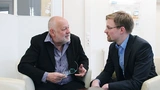 Herbert Demmel (links) im Gespräch mit Elektronik-Redakteur Markus Haller über die Stolpersteine einer C-Programmierung im industriellen Umfeld.