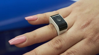 Sonnenanbeter und Schmuckliebhaber aufgepasst! Pünktlich zum Frühjahrsbeginn wird auf der LOPEC ein Smart Ring von Helios präsentiert, der den Vitamin-D Spiegel misst und anzeigt, wie viel Sonnenlicht man bereits aufgenommen hat.