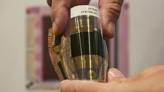 Der hauchdünne, biegsame optische Sensor von ISORG und FlexEnable lässt sich in Smartphones, Türöffner und andere Anwendungen integrieren. Als zusätzliches Sicherheitsfeature detektiert der Sensor das einzigartige Muster der Blutgefäße und erkennt, o