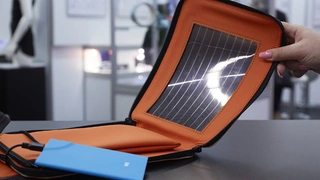 Wer kennt das nicht? Man will unterwegs ein dringendes Telefonat führen und der Akku des Smartphones wird leer. Mit der Umhängetasche von Armor hat man immer eine tragbare Energiequelle dabei, denn sie ist mit einem Photovoltaikfilm bedruckt. Je sonn