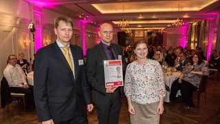 Ole Dreesen und Tobias Hübner von Maxim erhalten die Urkunde für den 3. Platz.