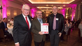 von links nach rechts: Herbert Endres, Andreas Vogt (beide Molex), EK-Redakteur Alfred Goldbacher