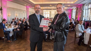 Jürgen Engelhardt von Murata (links) nahm als 3. Gewinner der Produktgruppe Passive Bauelemente die Urkunde von EK-Redakteur Alfred Goldbacher entgegen