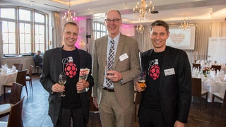 Explosive Himbeere: Andreas Müller (links) und Dr. Martin Kunschert (rechts) mit Joachim Kroll, Elektronik in der Mitte.