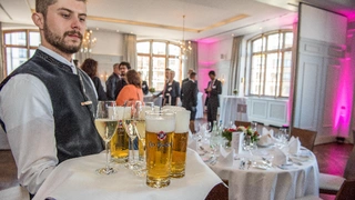 Zum Empfang im Pschorr gibt es nicht nur das gleichnamige Bier aus dem Holzfass, sondern auch andere feine Tropfen.