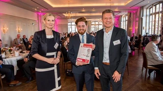Hans Roth und Joey Verbeke nahmen die Urkunde für Platz 3 von Stefanie Eckardt, leitenden Redakteurin Elektronik automotive, entgegen.
