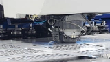 Eine Stanznibbelmaschine wird hier bei der Arbeit gezeigt