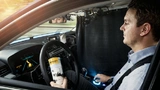 Proband wird autonomes Fahren präsentiert