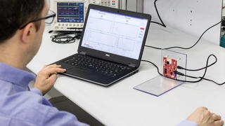 Die Programmierung des Radar-SoCs im Evaluationboard erfolgt am PC per USB-Verbindung. 