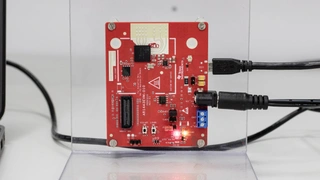 Das Evaluationboard für den Radar-SoC AWR 1443 mit drei Sendeantennen und vier Empfangsantennen. 