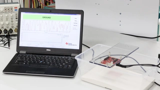 Evaluationboard des Radar-SoCs von Texas Instruments detektiert Sand in einer Box.