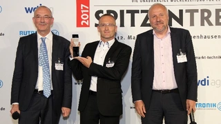Jörg Traum von Emtron, ebenfalls Gewinner der Kategorie Stromversorgung, präsentiert stolz seinen Award. 