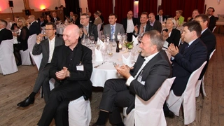 Gespannt lauschen die Gäste den vorgetragenen Laudationes der Markt&Technik-Fachredakteure.