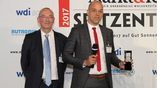 Weil Roland Bent von Phoenix Contact am Spitzentreffen nicht teilnehmen konnte, hat Michael Heinemann den Preis für seinen Kollegen entgegengenommen. Herr Bent ist Gewinner der Kategorie Industrie 4.0