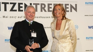 Ralph Bürklin von Bürklin Elektronik freut sich über seinen Award, den er als Gewinner der Kategorie Lebenswerk erhält. 
