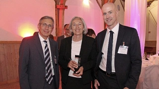 Renate Pilz von Pilz freut sich sichtlich darüber, dass die Leser der Markt&Technik ihr Lebenswerk zu würdigen wissen. 