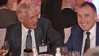 Rüdiger Stroh von NXP Semiconductors und Kurt Skupin, Geschäftsführer der Weka Mediengruppe amüsieren sich prächtig.