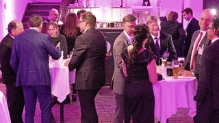 Zu späterer Stunde konnten die Gäste auch an der Bar Networken. 