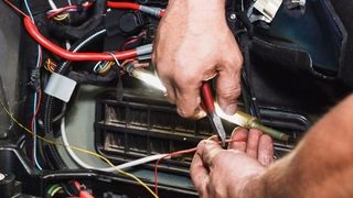 Auch in der Automobilproduktion leisten mobile Assistenzsysteme von in-tech den Mitarbeitern gute Dienste.