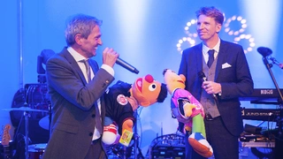 Matthias Fricke und Manfred Garz (v.l.n.r) feiern das 25jährige Bestehen Ihres Unternehmens mit Ernie und Bert.