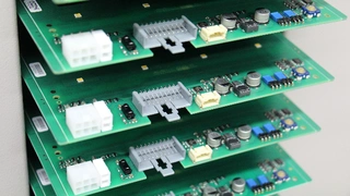 Mit Leiterplattensteckverbindern bestückte Boards in der Fertigung.
