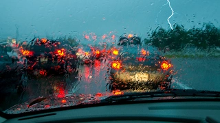 Regen und Dunkelheit behindert die Sicht von Fahrer und Videokamera