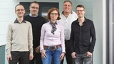 Privatsphäre und Sicherheit. Das neue Technologiekonzept ermöglicht es, auch im Alter sicher in den eigenen vier Wänden zu leben. Entwickelt wurde das System von Cornelius Moucha, Rolf van Lengen, Anne Gebert, Bernd Klein, Mario Schmitt (v.l.n.r.).