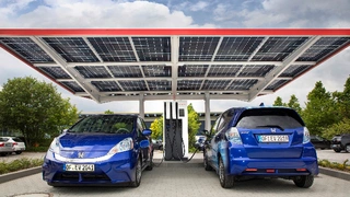 Honda eröffnet Photovoltaik-Carport mit Ladesäule