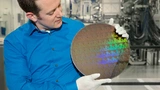 Nicolas Loubet, Research Scientist von IBM, zeigt einen Wafer mit  Chips, auf denen 5-nm-Nanosheet-Treansitoren arbeiten.   