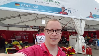 Selfie vor der Box von Daniel Abt beim Formel-E-Rennen in Berlin-Tempelhof.