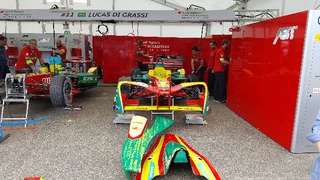 In der Box von Lucas di Grassi wird nach dem Freien Training das Setup fürs Qualifyig vorgenommen.