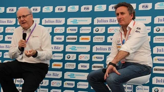 Graeme Davison, Qualcomm (links) und Alejandro Agag, Formel E, diskutieren darüber, wie das dynamische induktive Laden die Formel E künftig beeinflusst.