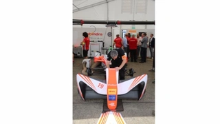 Ein Blick unter die Haube, der sich gelohnt hat – das Team Mahindra Racing gewann am ersten Renntag der Doppelveranstaltung in Berlin sein erstes Rennen