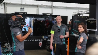 Mancher hat gleich das eigene Kamerateam dabei wie etwa das Team Panasonic Jaguar Racing