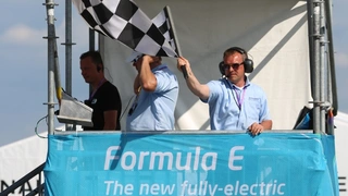 Nach 44 Runden ist alles vorbei – Zielflagge für den Schweden Felix Rosenqvist vom Team Mahindra Racing