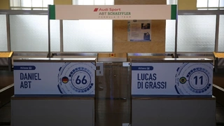 Die Ruhe vor dem Sturm in der ehemaligen Check-in-Halle des Flughafen Tempelshofs, in Kürze ist Autogrammstunde