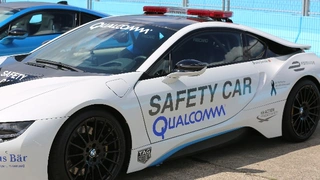 Auch die Safety Cars fahren bei der Formel E natürlich elektrisch und sehen wie dieser i8 auch noch gut aus dabei