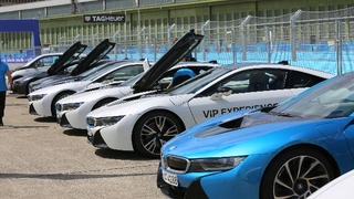 Klar, die VIPs werden natürlich auch im i8 chauffiert