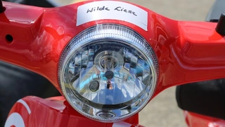 Der Fahrstil der Fahrerin dieses E-Scooters bedarf wohl nicht vieler Erläuterungen