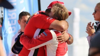 Nicht gewonnen, aber Platz 3. Nick Heidfeld in den Armen seines Teamchefs Dilbagh Gill