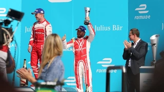 Nick Heidfeld hat in der Formel 1 schon größere Pokale hochgestemmt