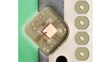 Ein als MMIC implementierter 4-Kanal-Sender-Chip. Der 20-GHz-Eingang ist links, vier 80-GHz Antennen (rechts) sind über differenzielle Leitungen mit dem Chip verbunden.