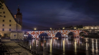 Steinerne Brücke - Lichtinstallation von Osram