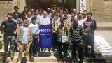 Prof. Leo Lorenz inmitten seiner Studenten